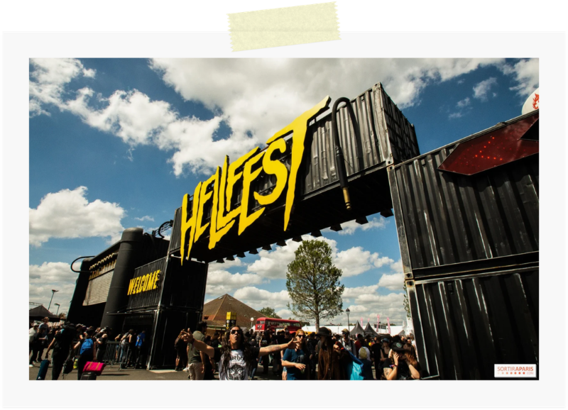 Logo jaune Hellfest affiché au dessus de l'entrée du festival (image par sortir à Paris)
